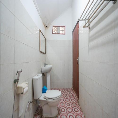 a small bathroom with a toilet and a sink at RedDoorz at Ocean 2 Gili Trawangan in Gili Trawangan