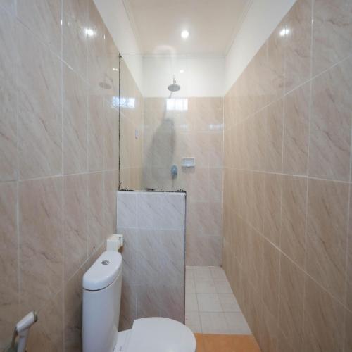 a bathroom with a toilet and a shower at RedDoorz at Ocean 2 Gili Trawangan in Gili Trawangan