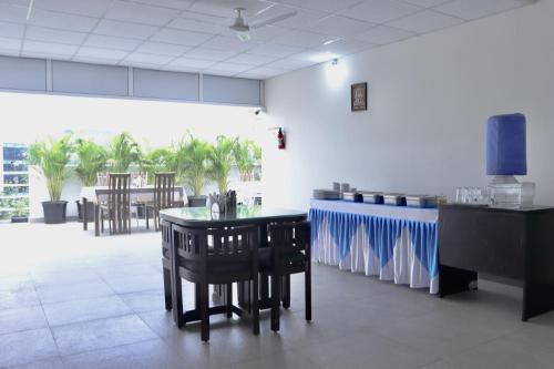 une salle à manger avec une table et quelques chaises dans l'établissement Sweet Crystal Homes C V Raman Nagar, à Bangalore