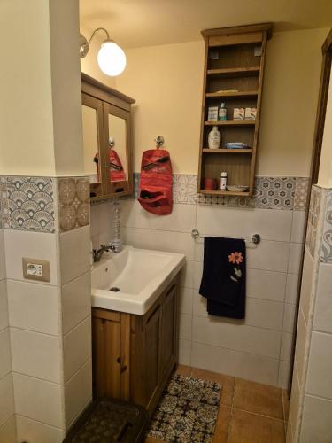 a small bathroom with a sink and a mirror at villa lanterna in Conversano
