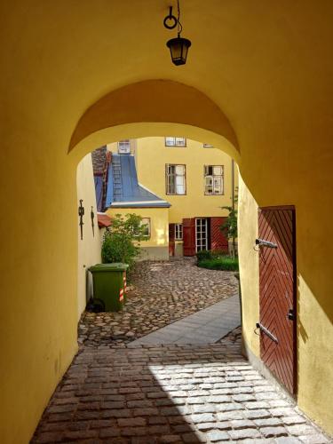 une ruelle avec une arche dans un bâtiment dans l'établissement Budget nest, à Toompea
