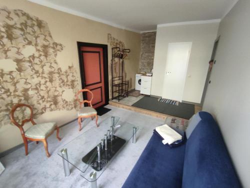 un salon avec un canapé bleu et des chaises dans l'établissement Budget nest, à Toompea