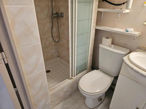une petite salle de bain avec toilettes et douche dans l'établissement Pleins soleils 104, à Lamalou-les-Bains