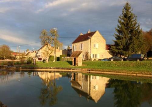 Maison de charme sur le canal de Bourgogne et près de Chablis