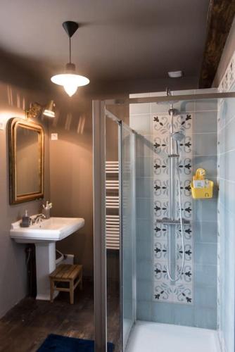 une salle de bain avec une douche en verre et un lavabo dans l'établissement Maison de charme sur le canal de Bourgogne et près de Chablis, à Ancy-le-Libre