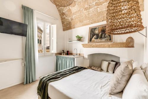 a bedroom with a bed and a couch at Al Riparo in Gallipoli