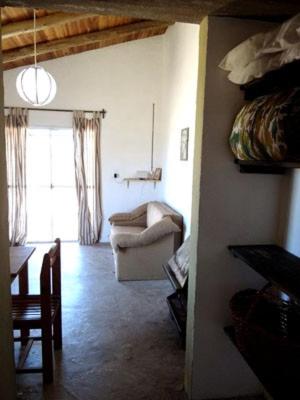 un salon avec un canapé et une chaise dans l'établissement Amatista, à Punta del Diablo