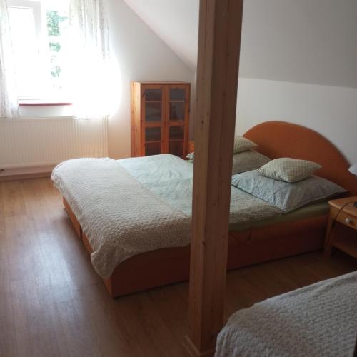 a bedroom with two beds and a window at Domek v osadě Kladiny in Jelcovy Lhotky