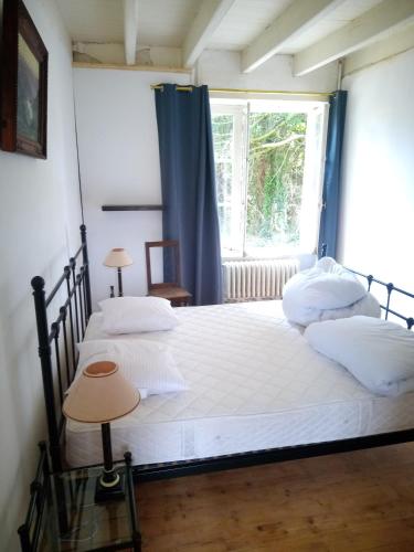 deux lits dans une chambre avec une fenêtre dans l'établissement Les Gardes de la Guérande, à Saint-Denoual