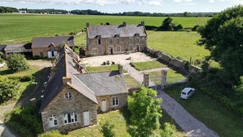 - une vue aérienne sur une ancienne maison dans un champ dans l'établissement Les Gardes de la Guérande, à Saint-Denoual