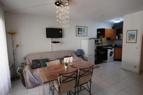 un salon avec un canapé et une table dans l'établissement Charming apartment 15 mins away from the Palais des Festivals, à Cannes