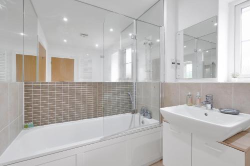 スラウにあるFoxherne 6 Bedroom 3Bath Serviced House 18 with Parking - Sloughの浴槽と洗面台のある白いバスルーム