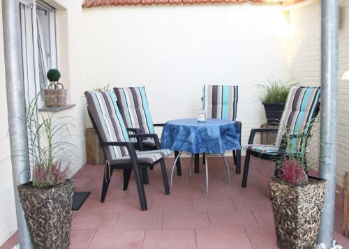 a table and chairs sitting on a patio at Ferienwohnung-Ferienliebe-Lahn-Dill in Hochelheim