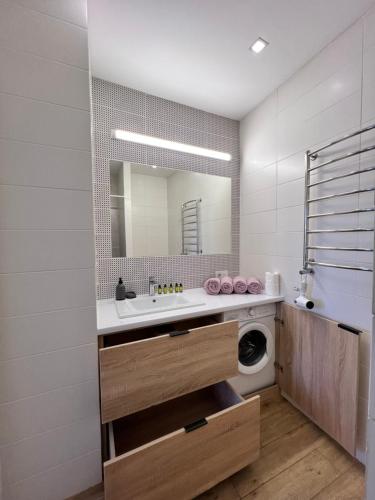 Gambar di galeri bagi White Apartment Melnyka10 di Ivano-Frankivsʼk
