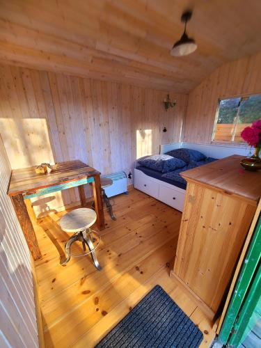 a room with a bed and a desk in a cabin at Bauwagen, Tiny House in Warnitz am Oberuckersee in Melzow