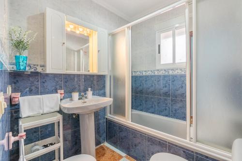 a bathroom with a sink and a shower at Casa Carmen in Almuñécar