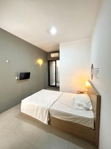 En eller flere senge i et værelse på Maxley Suites Lippo Karawaci 30