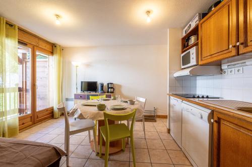 une cuisine avec une table et une salle à manger dans l'établissement Ty Aravis, à La Giettaz