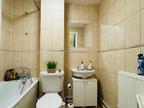 a bathroom with a toilet and a sink at Entire 1 bed flat in the heart of London Islington in London