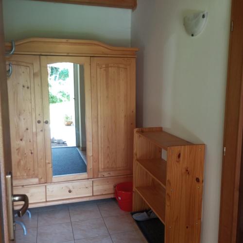 a room with a wooden cabinet and a window at Domek v osadě Kladiny in Jelcovy Lhotky