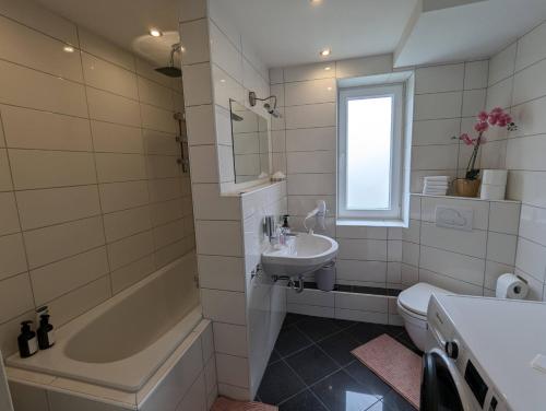 Ένα μπάνιο στο Moderne Ferienwohnung für bis zu 6 Personen - Netflix, PS4, Zentrumsnähe und mehr in Celle