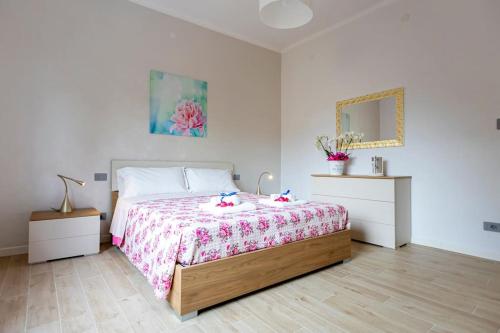 ein Schlafzimmer mit einem großen Bett und zwei Nachttischen in der Unterkunft Casa Peonia in Taggia