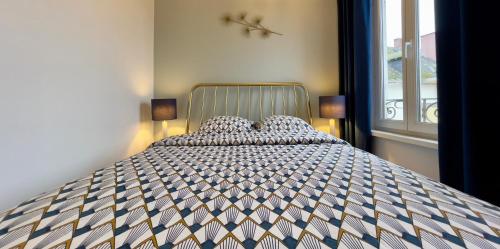 une chambre avec un lit et une fenêtre dans l'établissement Appartement 2P Strasbourg centre, à Strasbourg