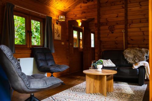 a living room with two chairs and a table at Sfeervol houten huisje met fijne buitenruimte op de Veluwe in Epe