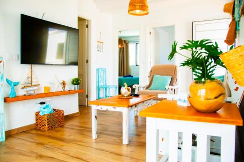 TV a/nebo společenská místnost v ubytování Coco beachhouse