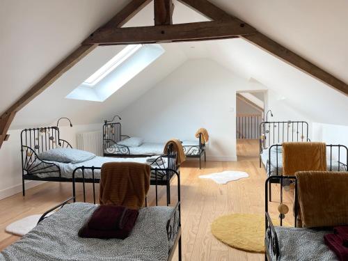 Postel nebo postele na pokoji v ubytování La clairiere Maison spacieuse rénovée joliment décorée tout confort 12 p 2 sdb 2 wc grand jardin clos, belle terrasse aménagée, parking privatif, ping pong baby foot proche Omaha Beach et Bayeux