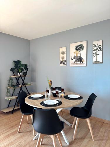 une salle à manger avec une table et des chaises dans l'établissement Le Balcon des Marots - Proche centre-ville Troyes, à Troyes