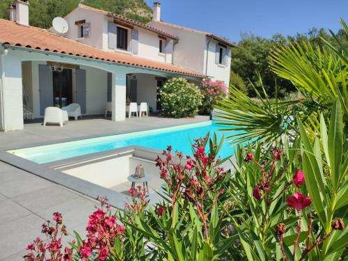 una villa con piscina y una casa en Le Mas des Doux Instants, en Saint-Ferréol-Trente-Pas