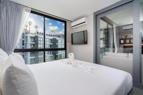 En eller flere senge i et værelse på Your Relaxing Stay! Suite CTG P506 at Tropics Kamala Residence with Scenic Rooftop Pool and Great Amenities