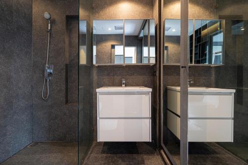 Et badeværelse på Your Relaxing Stay! Suite CTG P506 at Tropics Kamala Residence with Scenic Rooftop Pool and Great Amenities