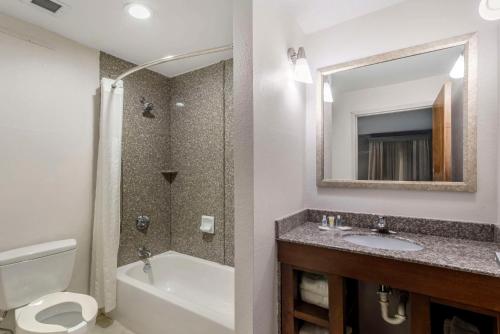 Koupelna v ubytování Comfort Suites