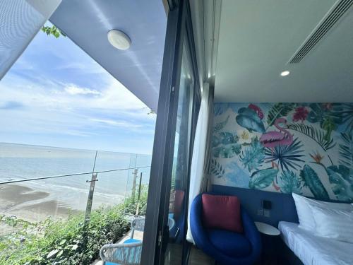 a room with a view of the beach and the ocean at Flamingo1 Ibiza Hai Tien in Nam Khê