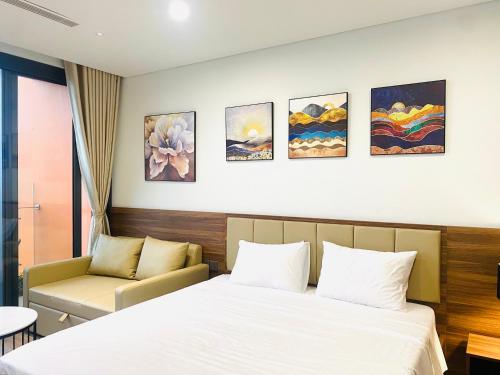 a hotel room with a bed and a couch at Flamingo1 Ibiza Hai Tien in Nam Khê
