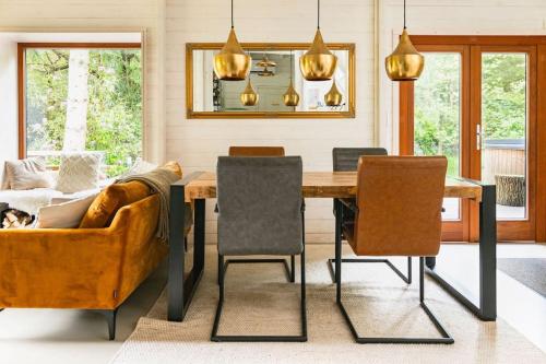 a living room with a wooden table and a couch at ZenCabin - Luxe en Wellness in de natuur in Hulshout