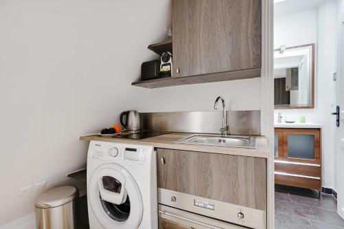 une cuisine avec une machine à laver et un évier dans l'établissement Magnificent studio - 2P - Arc de Triomphe, à Paris