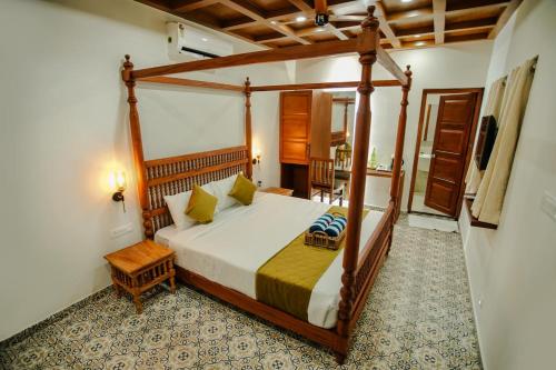 Ένα ή περισσότερα κρεβάτια σε δωμάτιο στο Haven Alleppey Beach Resort