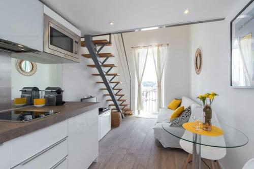 une cuisine et un salon avec un canapé et une table dans l'établissement Best location, 1 bedroom flat, à Villefranche-sur-Mer