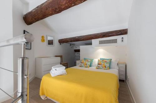 - une chambre avec un lit jaune dans l'établissement Best location, 1 bedroom flat, à Villefranche-sur-Mer