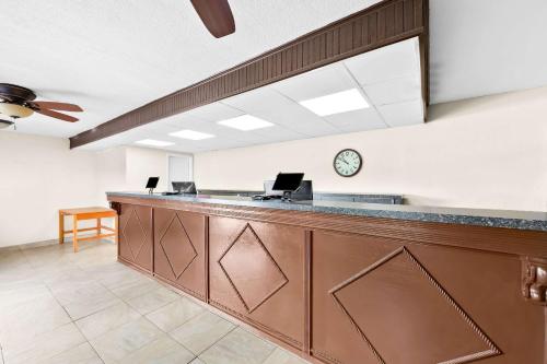 an office with a counter with two computers on it at Clarion Inn & Suites near the Leconte Center Pigeon Forge in Pigeon Forge