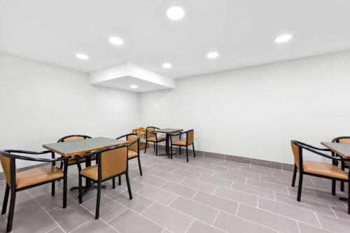 a classroom with tables and chairs in a room at Clarion Inn & Suites near the Leconte Center Pigeon Forge in Pigeon Forge