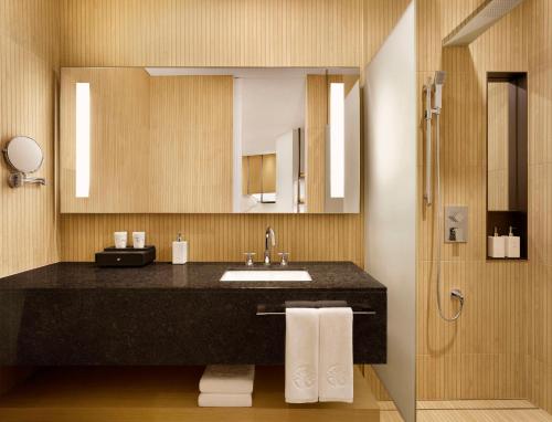 a bathroom with a sink and a mirror at Cassia Sokcho in Sokcho