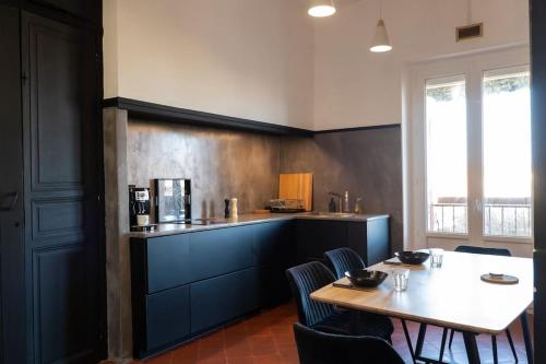 une salle à manger avec une table et une cuisine dans l'établissement Grand appartement hyper-centre, à Narbonne