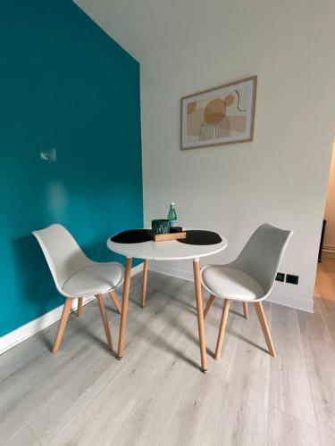 une table et deux chaises dans une pièce dans l'établissement Maisonnette de Senlis, à Senlis
