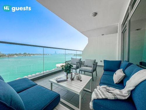 HiGuests - Premier Beachfront Stylish 2BR Apt and Maid Room