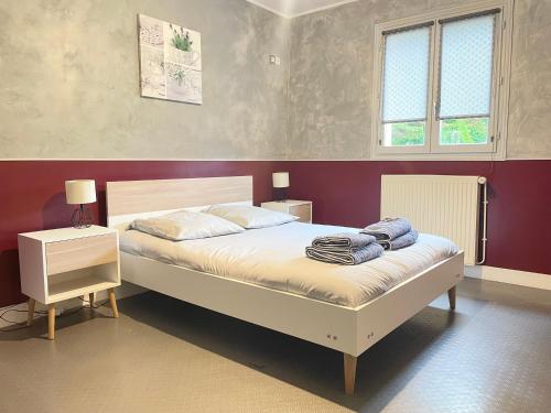 Ένα ή περισσότερα κρεβάτια σε δωμάτιο στο Normandie Cosy Apt rdc indépendant bien équipé dans maison confortable terrasse grand jardin clos sans vis à vis entre Caen et Bayeux, proche plages du débarquement