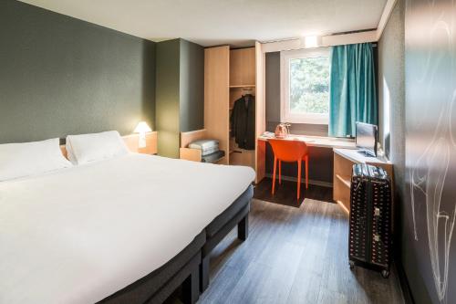 Giường trong phòng chung tại ibis Rennes Cesson